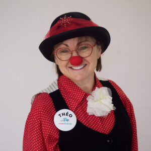 Personne déguisée en clown avec un nez rouge.