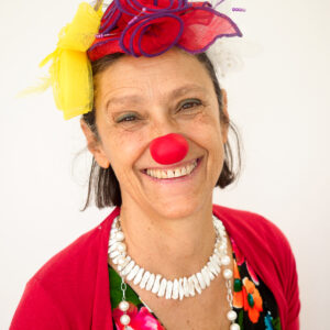 Femme souriante avec nez de clown rouge