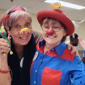 Deux clowns souriants lors d'un événement festif.