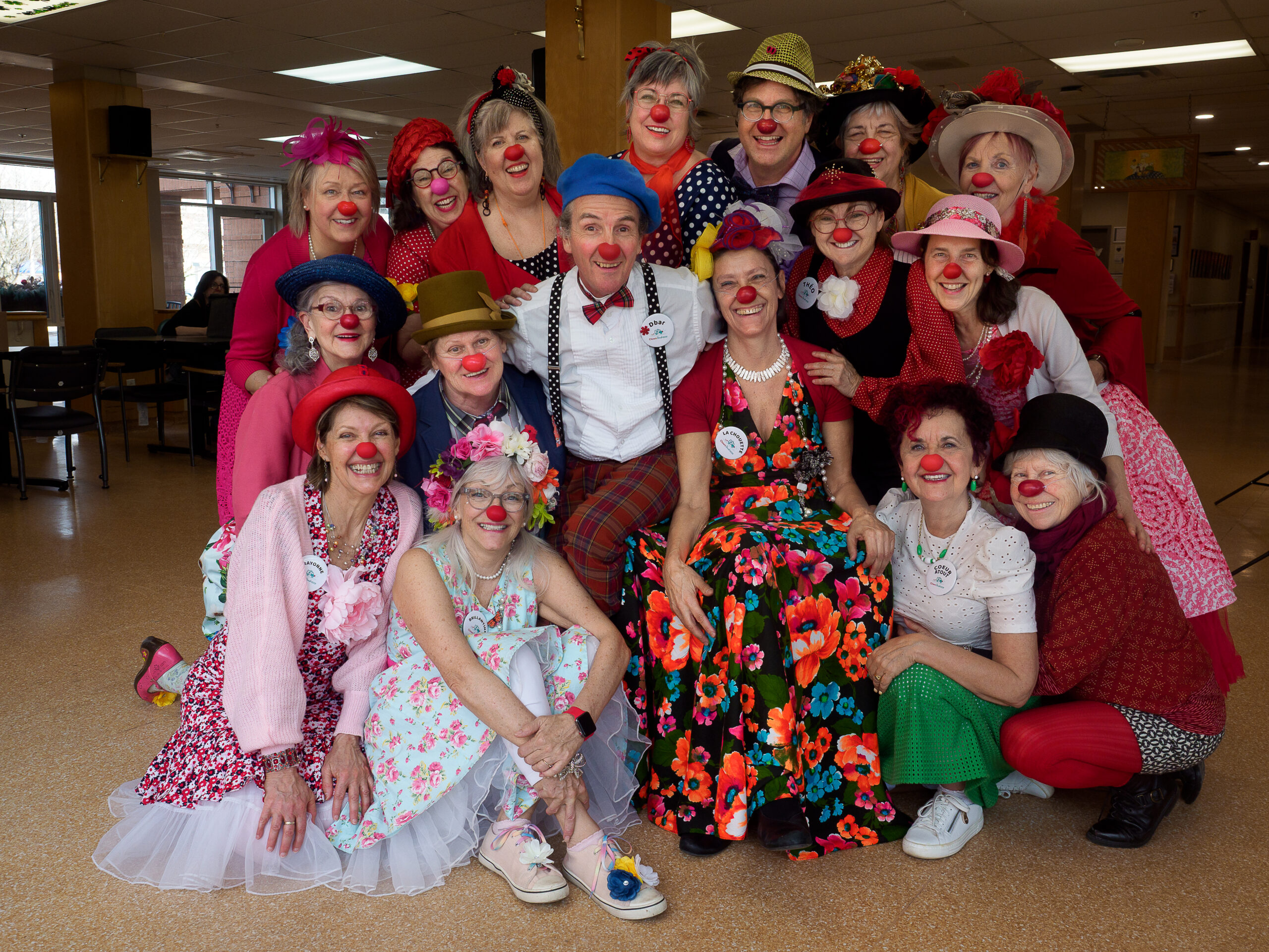 Groupe de clowns souriants en costumes colorés.